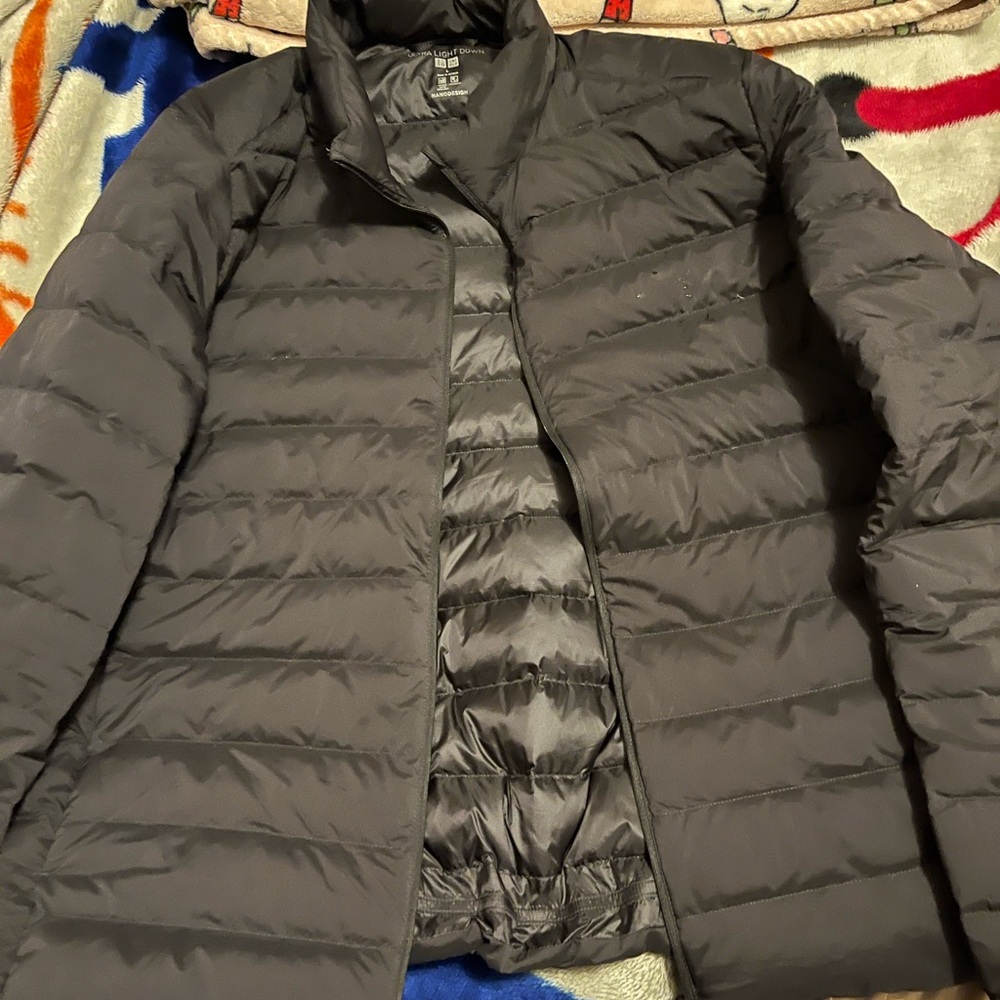 MENS UNIQLO LIGHT NANO DOWN PUFFER SIZE LARGE. USED CONDITION NO RIPS, TEARS.
